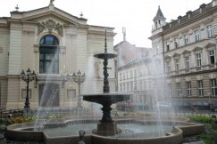 Bójka aktorów na scenie. Publiczność musiała przyglądać się walce