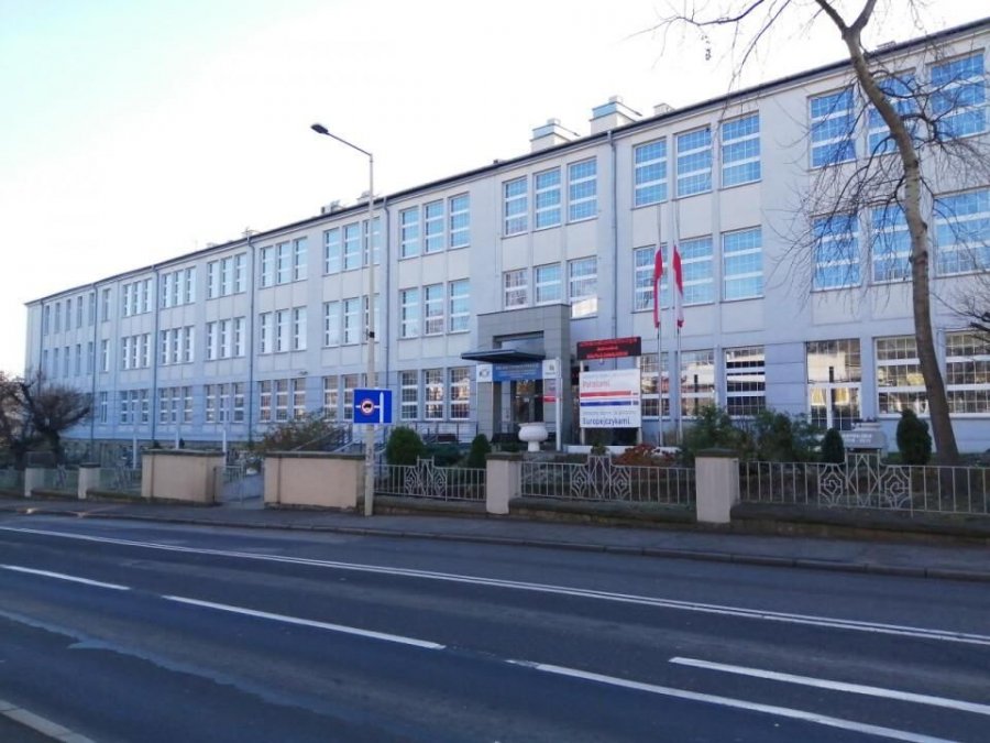 Agresywny mężczyzna z nożem w bielskiej szkole. Policja obezwładniła napastnika