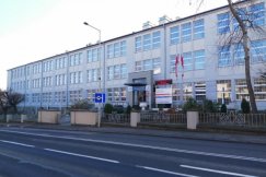 Agresywny mężczyzna z nożem w bielskiej szkole. Policja obezwładniła napastnika