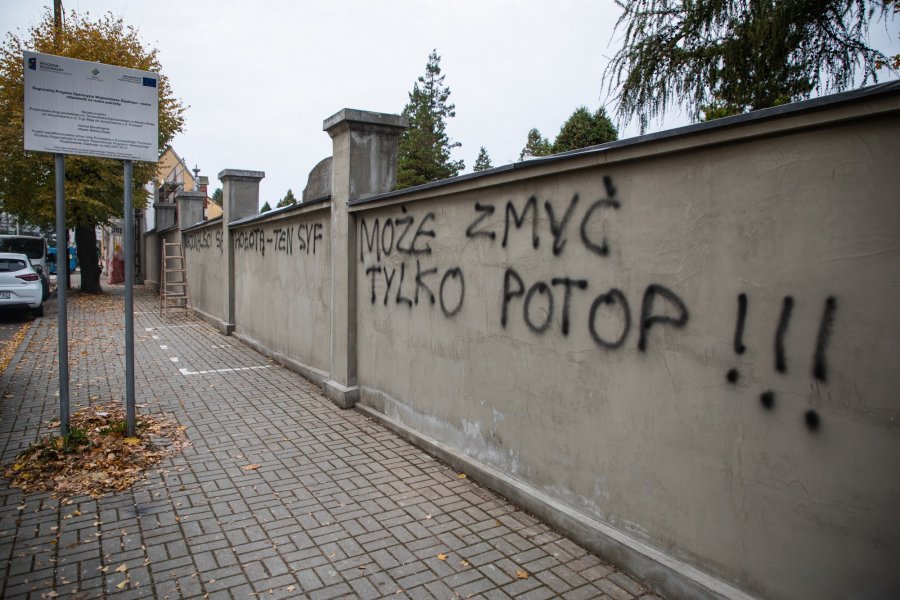 Wandale przy ul. Grunwaldzkiej. Proboszcz zgłosił sprawę na policję - foto