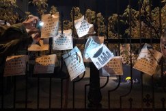 Osoby z transparentami na mszy w katedrze. Nie zgłoszono obrazy uczuć religijnych