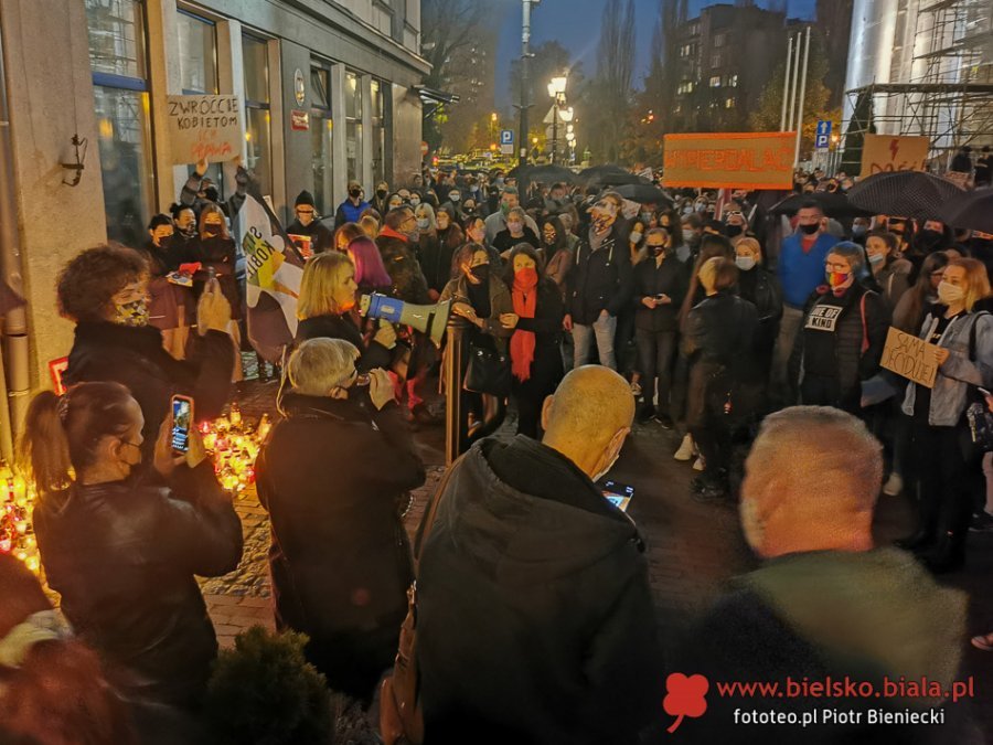 "Pani jest opętana przez diabła!". Gorący spór radnych o manifestacje na ulicach Bielska-Białej