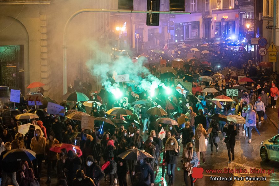 Trwa protest w Bielsku-Białej. Manifestacja w strugach deszczu ZDJĘCIA