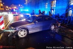 BMW staranowało rusztowanie na Zamkowej. Konstrukcji grozi zawalenie - foto