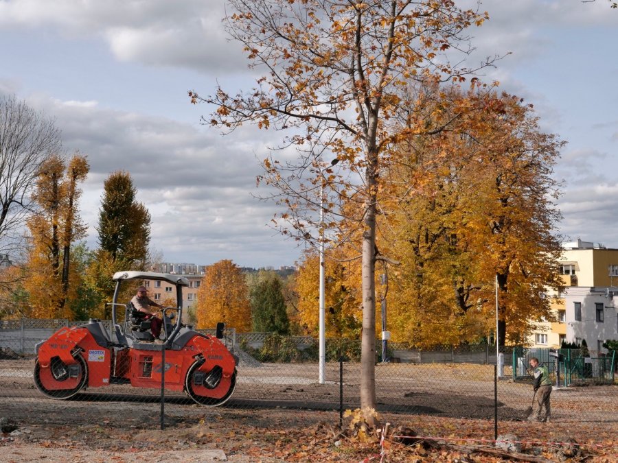 Parking na placu budowy. Dla odwiedzających groby na cmentarzu komunalnym