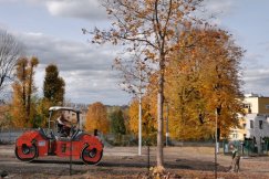 Parking na placu budowy. Dla odwiedzających groby na cmentarzu komunalnym