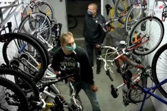 Złodzieje w obiektywie kamery. Nagranie wideo z włamania - foto