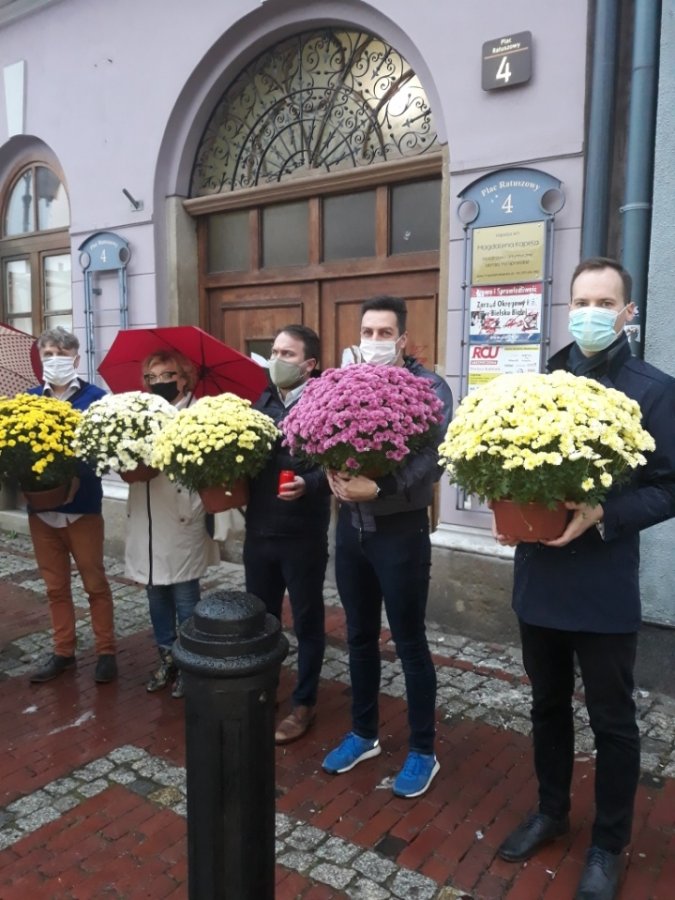 Nie krytykują zamknięcia cmentarzy. Solidarność z pokrzywdzonymi - foto