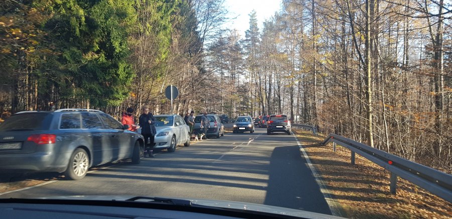 Pełne parkingi i pobocza. Tłumy na terenach rekreacyjnych Bielska-Białej - foto