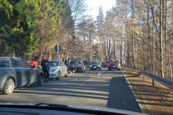 Pełne parkingi i pobocza. Tłumy na terenach rekreacyjnych Bielska-Białej - foto
