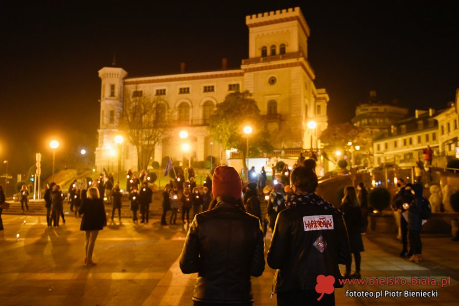 Cichy protest na placu Chrobrego. Strajk Kobiet trwa ZDJĘCIA