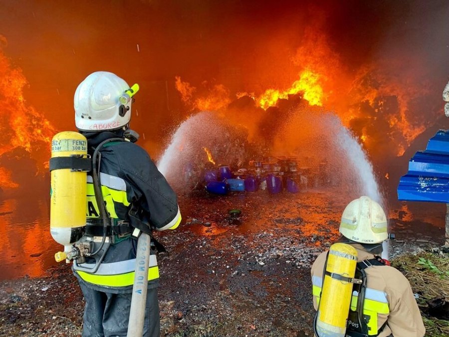 Rozlewali substancje łatwopalne na odpady. Są oskarżeni w sprawie wielkiego pożaru