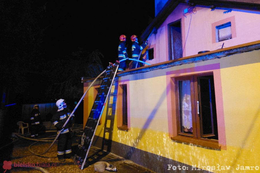 Skutki pożaru sadzy w kominie. Spłonęła część dachu i stropu - foto