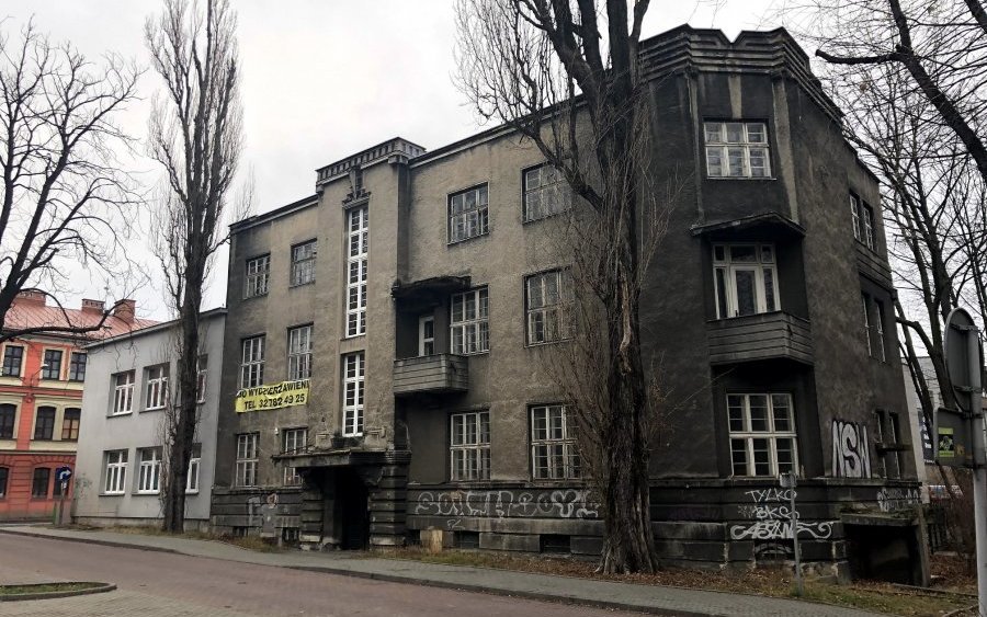 Pleśń i odcięte media. Był jeden chętny na kamienicę w centrum miasta