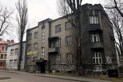 Pleśń i odcięte media. Był jeden chętny na kamienicę w centrum miasta