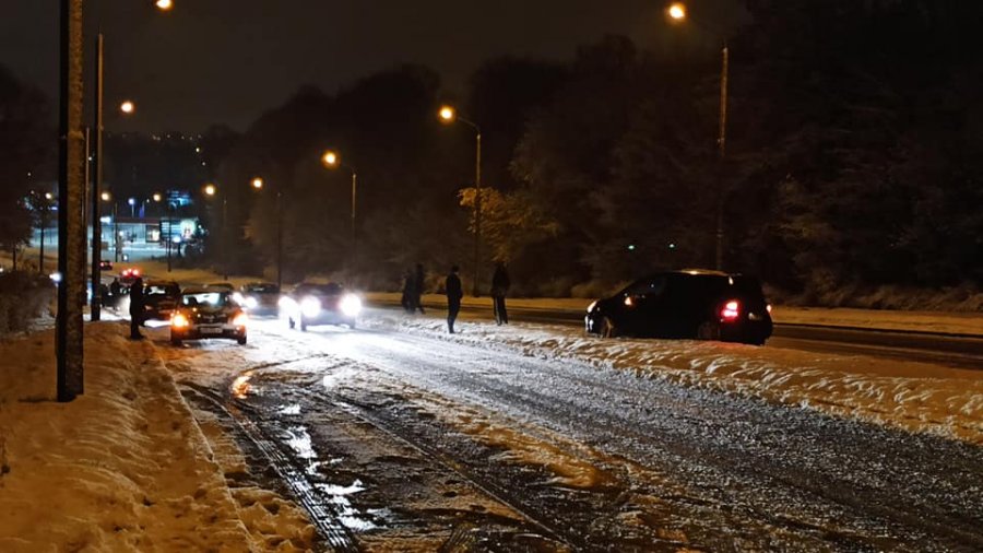 Lodowa pułapka w al. Andersa. „Utrzymanie dróg dzisiaj to jest skandal” - foto