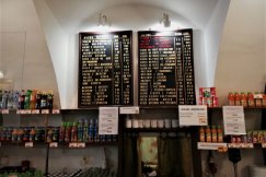 Pierożek sobie radzi. Stali klienci ratują kultowy bar