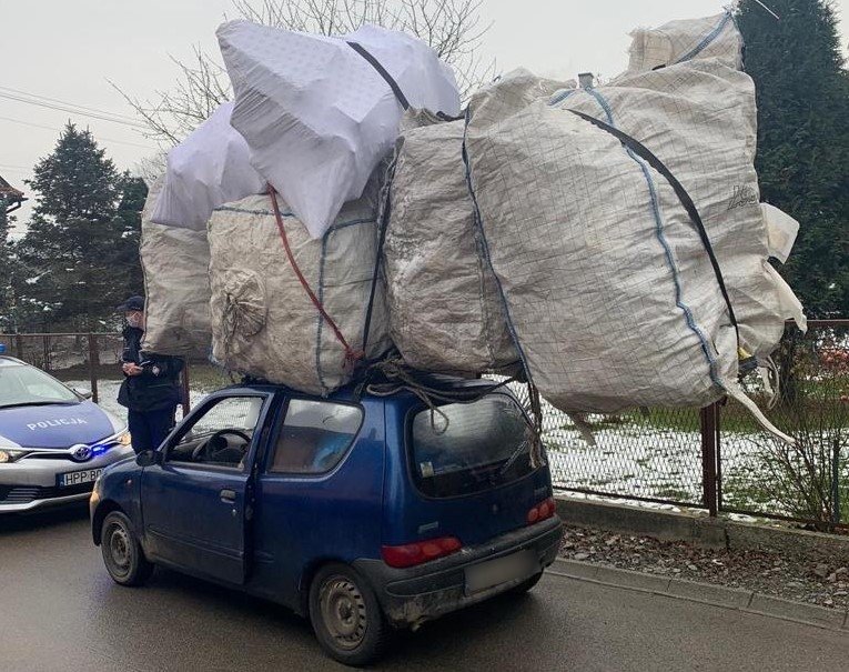 Przewoził na dachu ładunek dwa razy większy od swojego fiata - foto