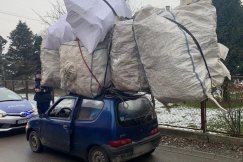 Przewoził na dachu ładunek dwa razy większy od swojego fiata - foto