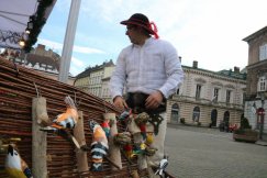 Namiastka świąt na placu Wojska Polskiego. Można dobrze zjeść i kupić prezent - foto