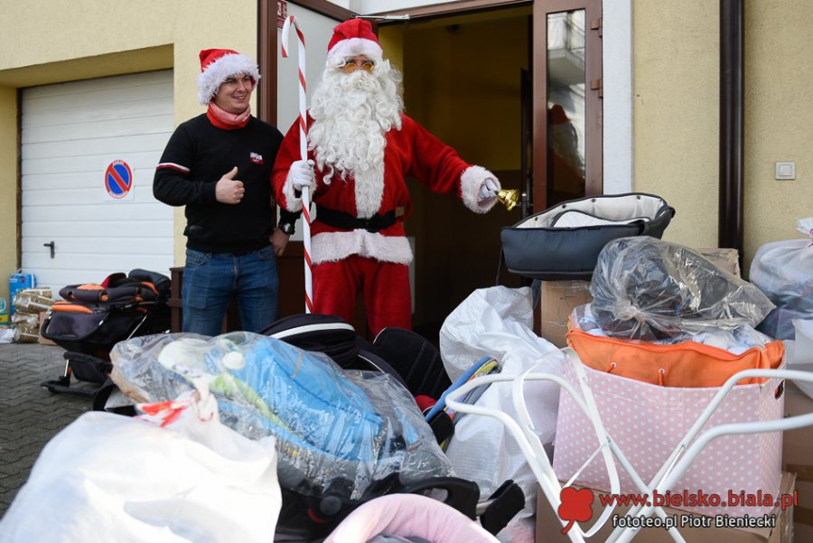 Dary w dostawczaku i trzech osobówkach. Święty Mikołaj dotarł do Lipnika - foto