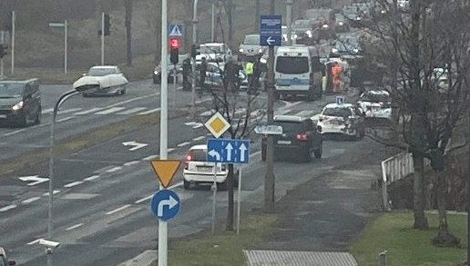 Policyjny radiowóz na sygnale zderzył się z osobówką. Są ranni - foto