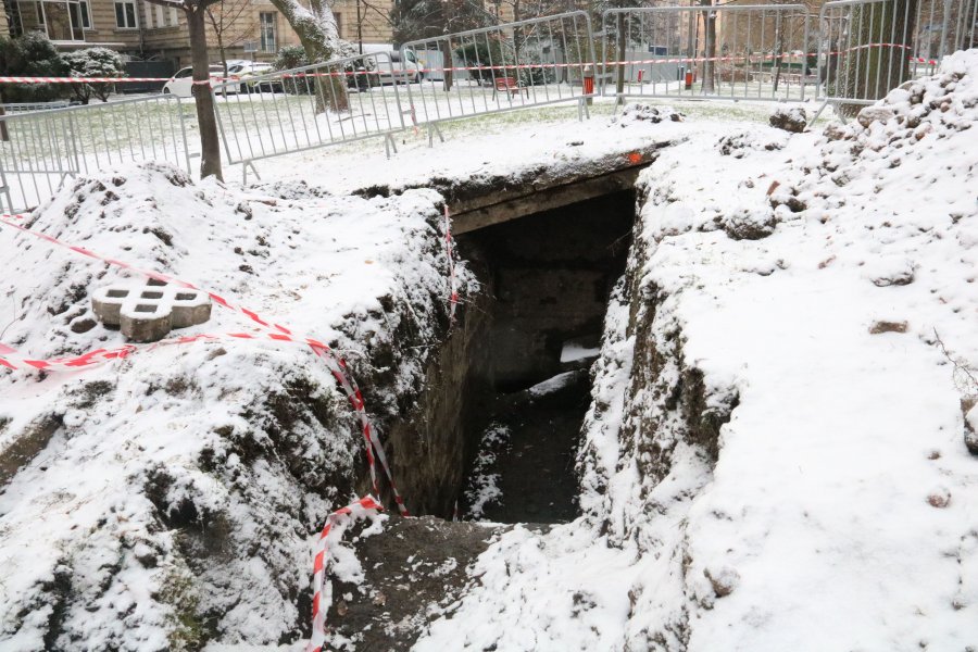 Trzeba zabezpieczyć schron i szczelinę przeciwlotniczą w parku obok ratusza - foto