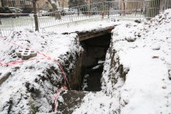 Trzeba zabezpieczyć schron i szczelinę przeciwlotniczą w parku obok ratusza - foto