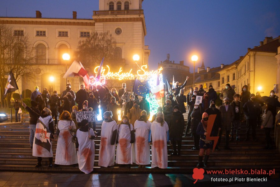 Protest kobiet w Bielsku-Białej. Ostre słowa o mieszaniu się Kościoła do polityki ZDJĘCIA
