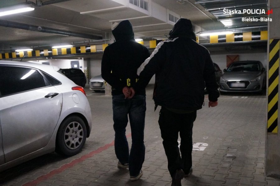 Kobieta w sidłach fałszywych policjantów. Udana zasadzka na oszusta - foto