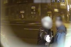 Strzelał z pistoletu do biletomatu. Celowe uszkadzanie urządzeń - film