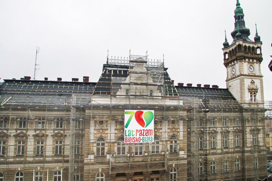Wielki baner zawisł na bielskim ratuszu. Co to wszystko ma znaczyć? - foto