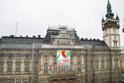 Wielki baner zawisł na bielskim ratuszu. Co to wszystko ma znaczyć? - foto