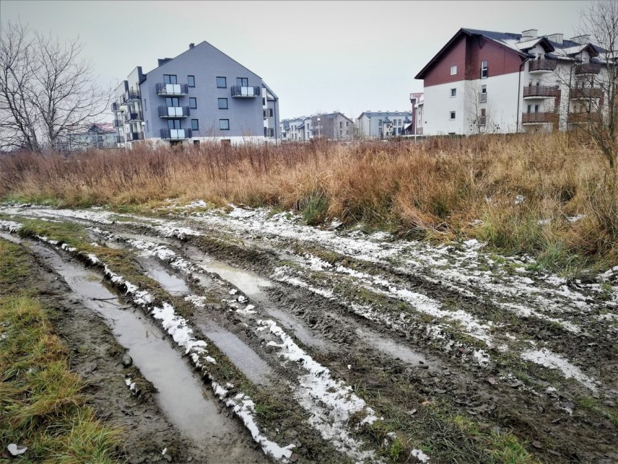 Przez błotniste wertepy. Deweloper nie mógł budować drogi, a cierpieli lokatorzy