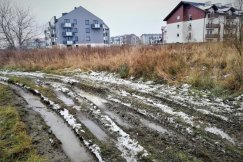 Przez błotniste wertepy. Deweloper nie mógł budować drogi, a cierpieli lokatorzy
