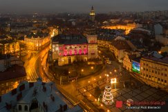 Niespodziewana iluminacja bielskiego zamku. Wypiękniał witraż na placu Chrobrego! ZDJĘCIA