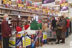 Mimo apelu premiera ludzie chcą fajerwerków. Ratusz rezygnuje z pokazu laserów