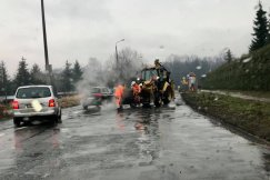 Łatali dziury w drodze podczas deszczu. Kruszywo nie zostało nawet ubite? - foto