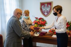 Miasto stulatków i długich małżeństw. Komu należy się medal?