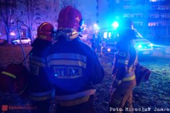 Wpadł do koryta potoku. Akcja ratunkowa między wieżowcami - foto