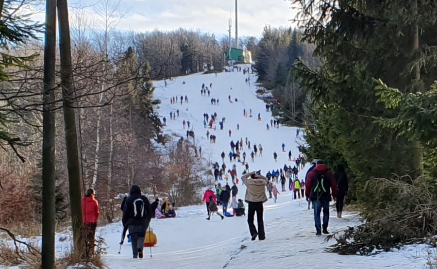 Tłumy turystów na zboczu Szyndzielni. Nikt nie ma nart  - foto