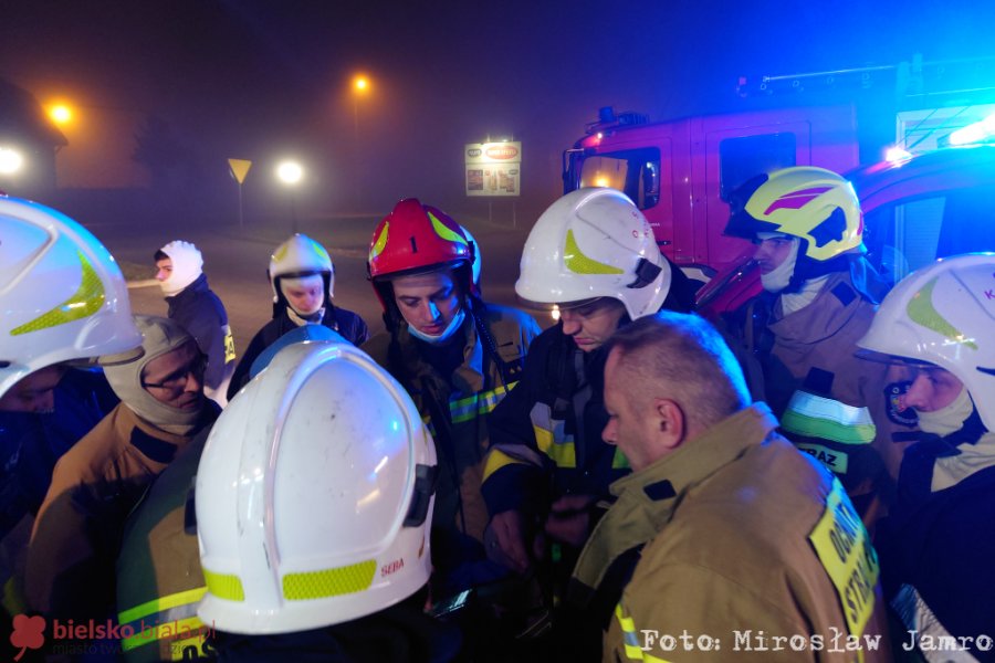 Nocne poszukiwania we mgle. W akcji kilkudziesięciu strażaków i policjantów z dronem - foto