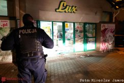 Z ostatniej chwili: włamanie do sklepu. Policja użyła psa tropiącego - foto