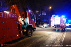 Zderzenie trzech aut. Uszkodzony zaparkowany pojazd - foto