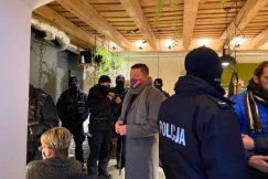 Duże siły policyjne przed otwartą restauracją. Bielski poseł interweniuje - foto