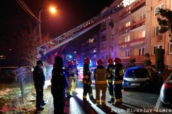 Ktoś zawołał, że pali się mieszkanie w bloku. Wezwano straż pożarną - foto