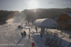 Naśnieżają, ale na razie nie otworzą. Dziesiątki osób zjeżdżają na sankach z Dębowca - foto