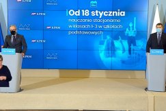 Po feriach część uczniów wróci do szkół. Przedłużone obostrzenia sanitarne