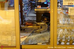 Z ostatniej chwili: włamanie do sklepu. Policja użyła psa tropiącego - foto
