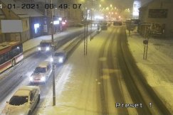 Prognozy synoptyków sprawdziły się. Główne drogi w mieście są zaśnieżone ZDJĘCIA